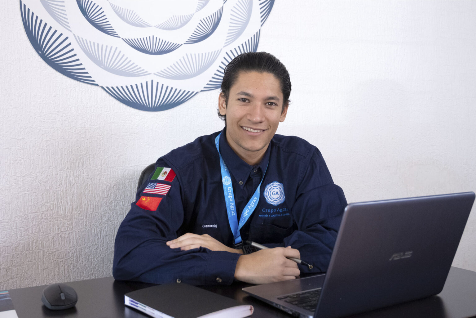 Ejecutivo de Grupo Agraz listo para atenderte